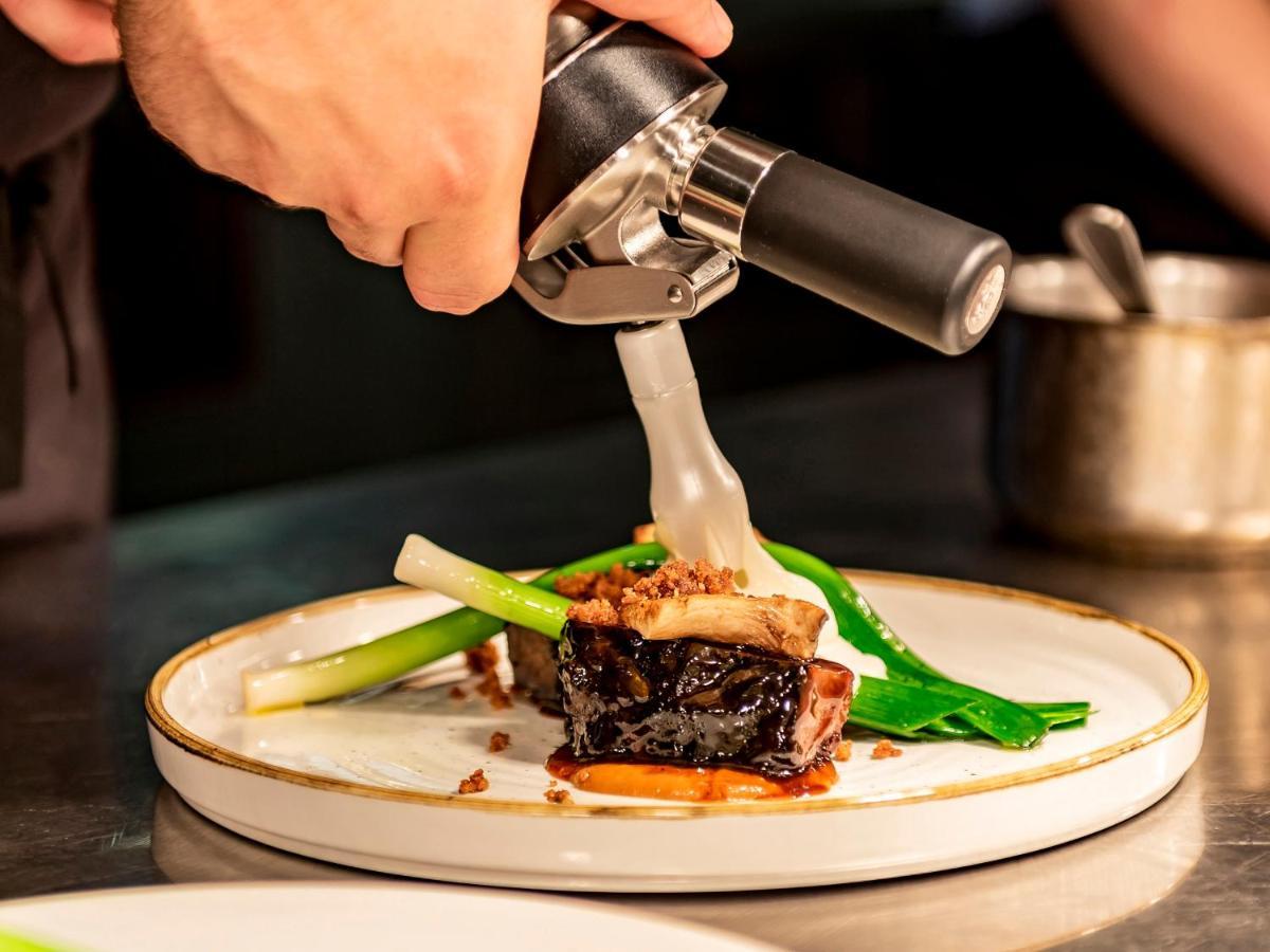 Отель Dakota Leeds Лидс Экстерьер фото A chef plating a dish